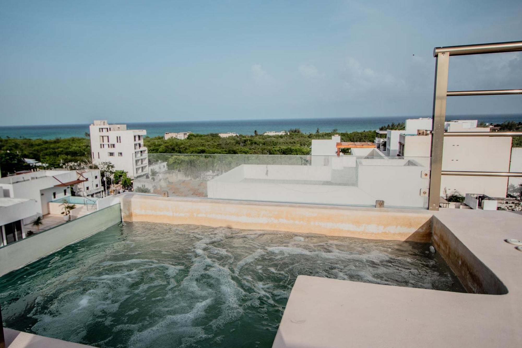 With Ocean View Pool In Av 10 & 60 Street Playa del Carmen